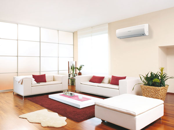 Klimaanlage an der Wand befestigt im Wohnzimmer